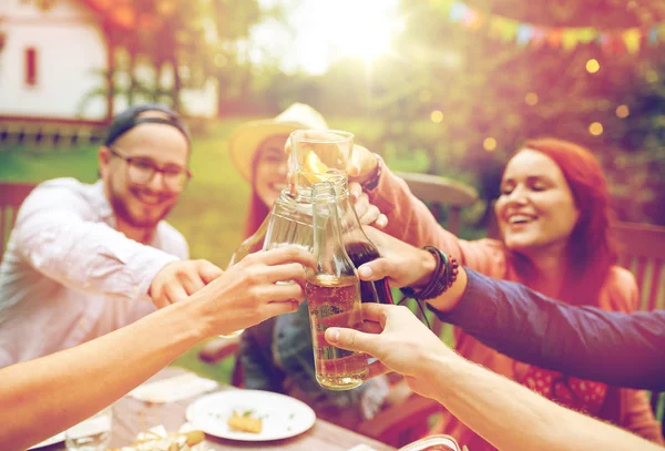 Gelukkige vrienden met dranken op zomer tuinfeest — Stockfoto