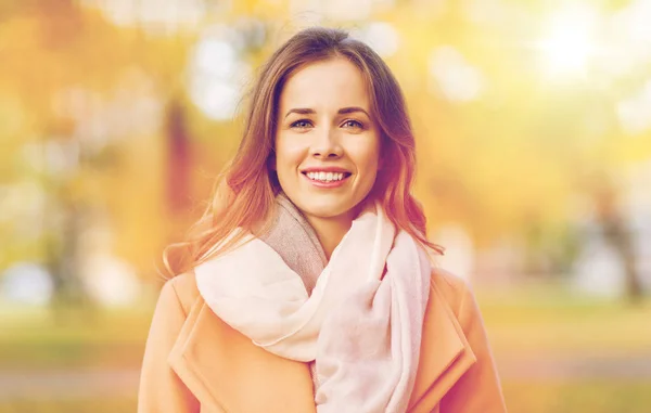 Hermosa mujer joven feliz sonriendo en el parque de otoño — Foto de Stock