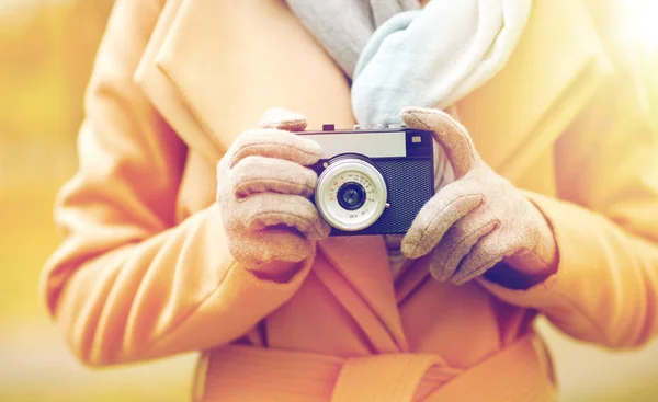 Close up de mulher com câmera no parque de outono — Fotografia de Stock