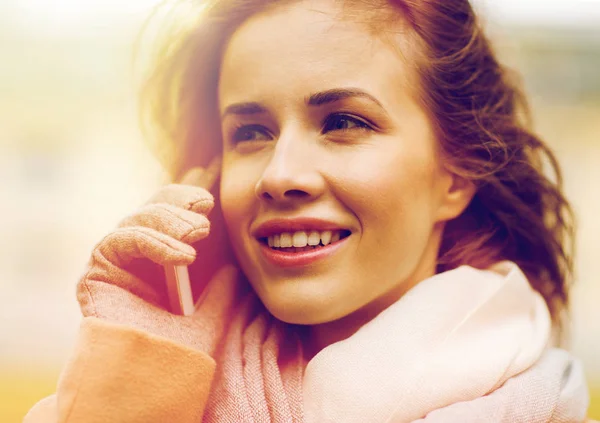 Vrouw roept op smartphone in de herfst park — Stockfoto