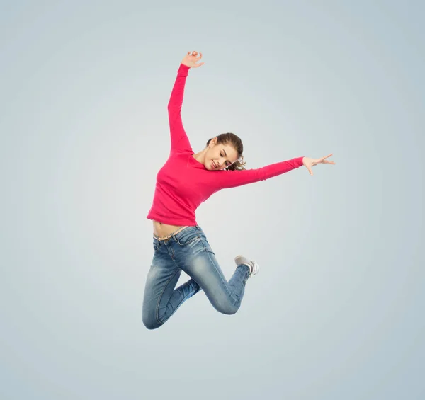 Jeune femme heureuse sautant dans l'air ou dansant — Photo