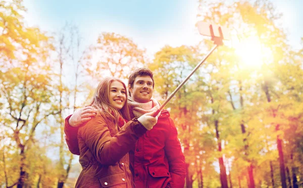 Paret tar selfie av smartphone i höst park — Stockfoto