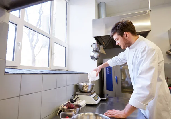 Šťastný muž kuchař vaření jídlo v restauraci kitchen — Stock fotografie