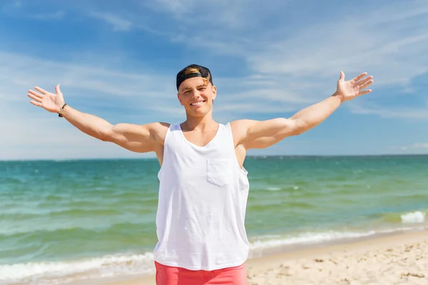 Lachende jongeman op zomer-strand — Stockfoto