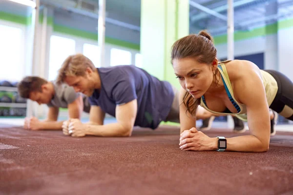 Nabız izci spor salonunda egzersiz ile kadın — Stok fotoğraf