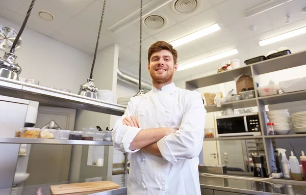 Cocinero hombre feliz en la cocina del restaurante — Foto de Stock