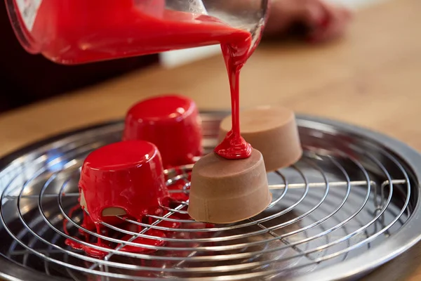 Jug menuangkan glaze untuk kue di toko kue — Stok Foto