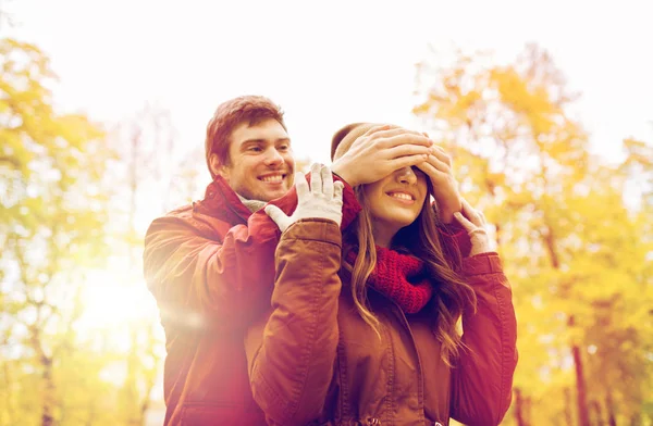 Feliz jovem casal se divertindo no parque de outono — Fotografia de Stock