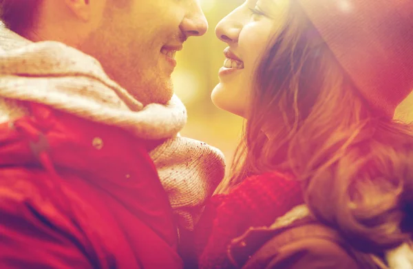 Primer plano de feliz joven pareja besándose al aire libre — Foto de Stock