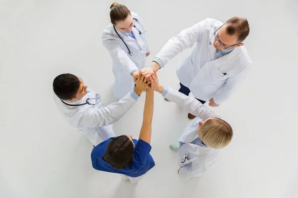 Ärztegruppe macht High Five im Krankenhaus — Stockfoto