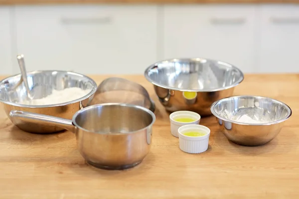 Tazones con harina y claras de huevo en la cocina de panadería —  Fotos de Stock