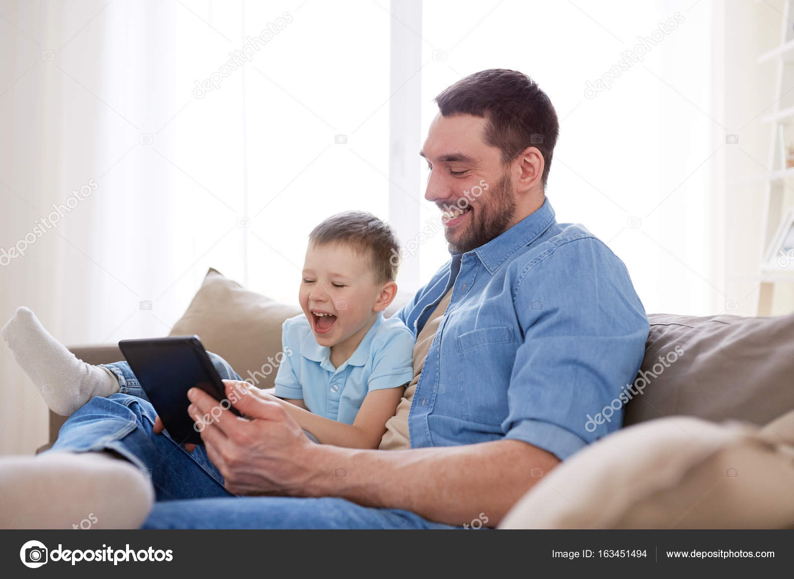 Expresa tu momento " in situ " con una imagen - Página 22 Depositphotos_163451494-stock-photo-father-and-son-with-tablet