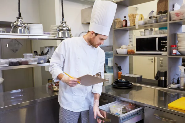 Chef-kok met Klembord doen van inventaris op keuken — Stockfoto