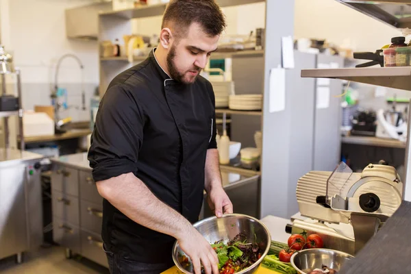 Koch kocht Essen in Restaurantküche — Stockfoto