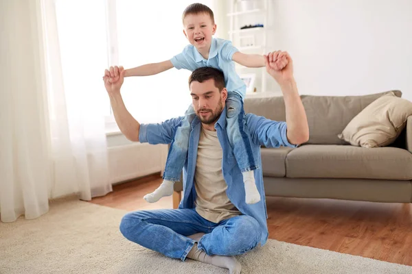 Padre con hijo jugando y divirtiéndose en casa — Foto de Stock