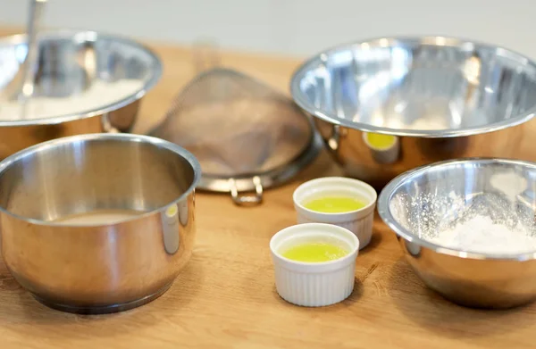 Миски с мукой и яичными белками на кухне пекарни — стоковое фото