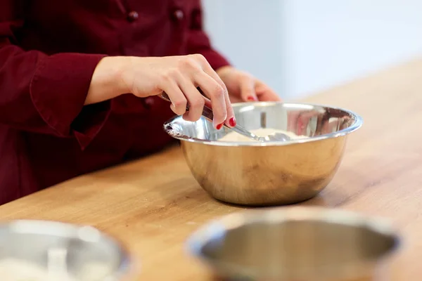 Шеф-повар с мукой в миске делает тесто или тесто — стоковое фото