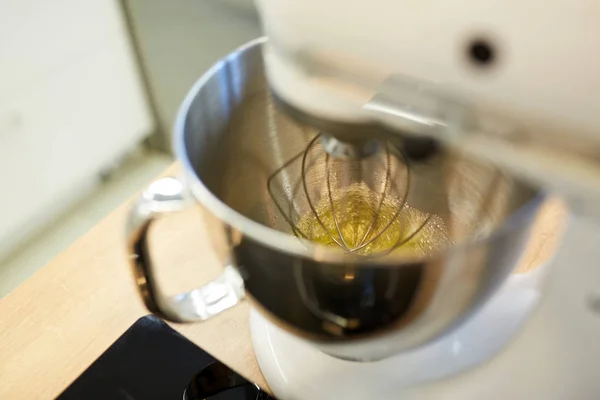 Electric mixer whipping egg whites at kitchen — Stock Photo, Image