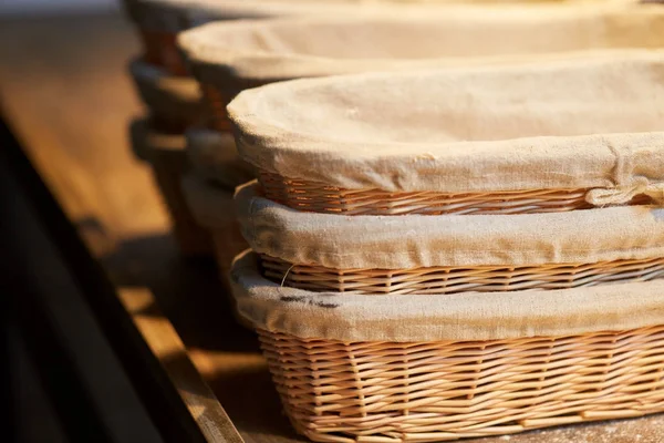 Panetteria cestini di vimini su tavolo da cucina in legno — Foto Stock