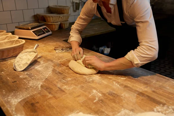 Chef o panadero cocinar masa en la panadería —  Fotos de Stock