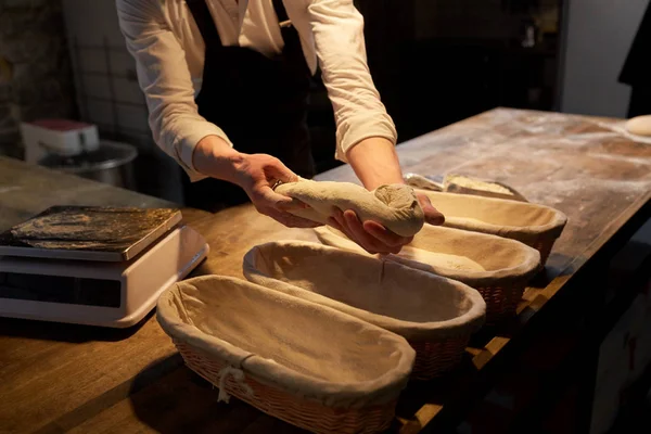 Пекарня з тістом, що росте в кошиках у пекарні — стокове фото