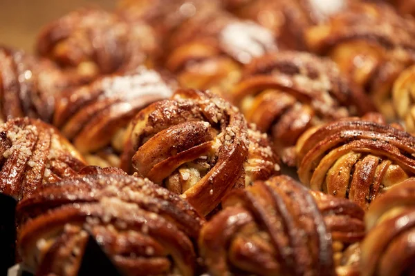 Närbild på bullar eller pajer på bageri — Stockfoto