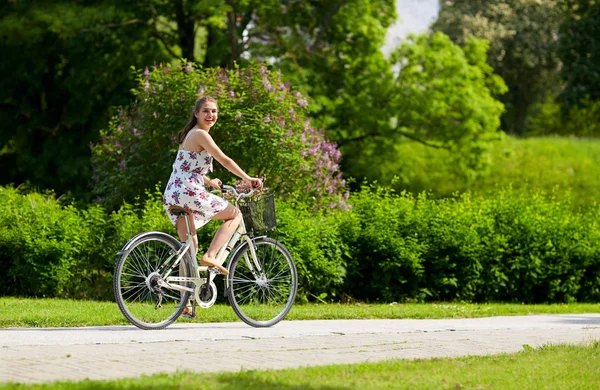 Glückliche Frau fährt Fixie-Fahrrad im Sommerpark — Stockfoto