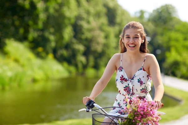 Happy woman riding fixie bicycle in summer park — Stock Photo, Image