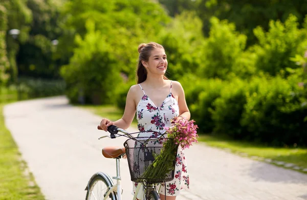Happy woman riding fixie bicycle in summer park — Stock Photo, Image