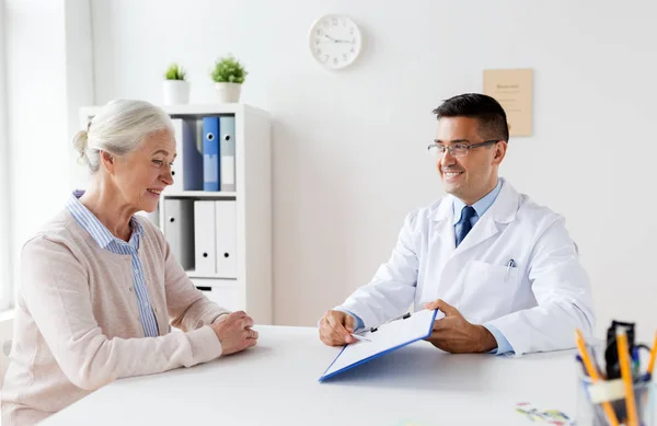 Femme âgée et médecin réunis à l'hôpital — Photo