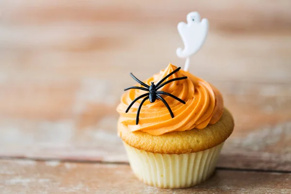 Cupcake con decoración de halloween en la mesa — Foto de Stock