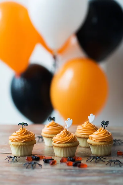 Pastelitos o magdalenas de fiesta de halloween en la mesa — Foto de Stock