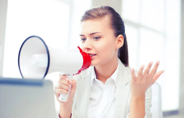 Estricta mujer de negocios gritando en megáfono — Foto de Stock