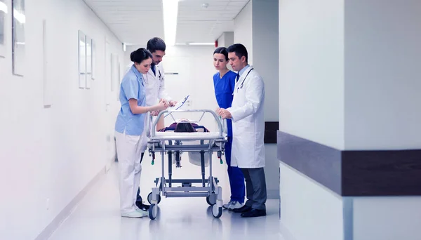 Sanitäter mit Frau bei Notfall im Krankenhaus — Stockfoto