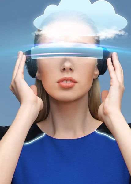 Nő a virtuális valóság 3D-s szemüveg-felhő — Stock Fotó