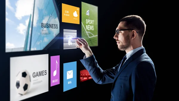 Geschäftsmann mit Anwendungen auf virtuellem Bildschirm — Stockfoto