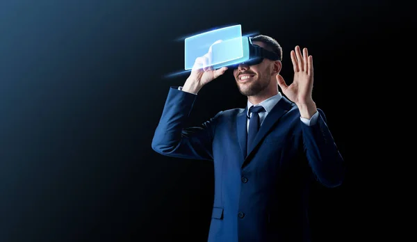 Geschäftsmann im Virtual-Reality-Headset über Schwarz — Stockfoto