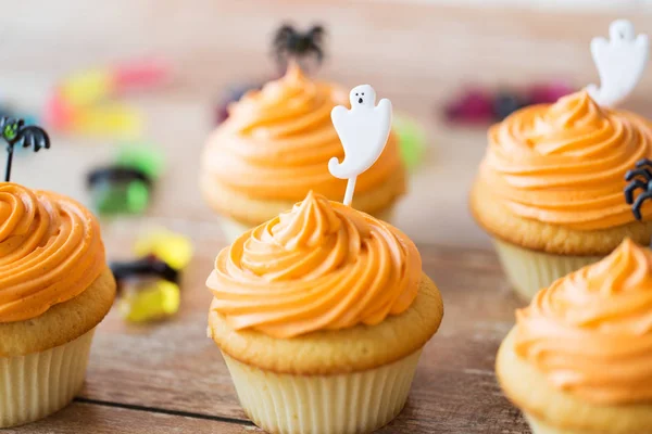 Pastelitos o magdalenas de fiesta de halloween en la mesa — Foto de Stock