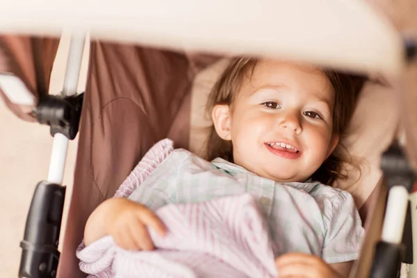 Niño pequeño o bebé acostado en un cochecito al aire libre —  Fotos de Stock