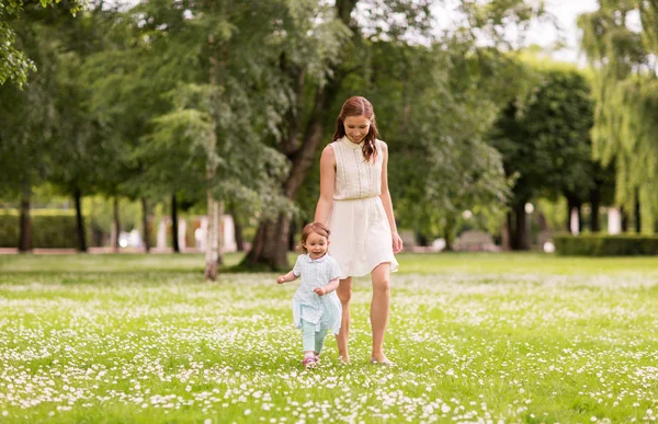 Mor med baby flicka promenader på sommaren park — Stockfoto