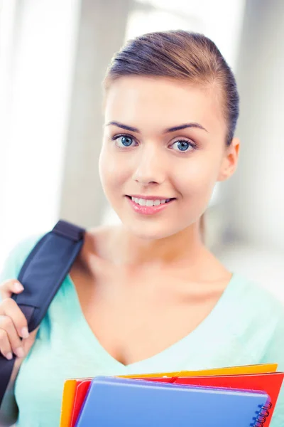 Студентка со школьной сумкой и цветными папками — стоковое фото