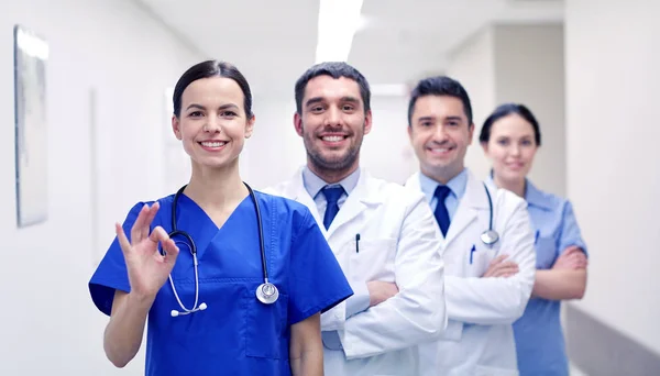 Gruppe glücklicher Mediziner oder Ärzte im Krankenhaus — Stockfoto