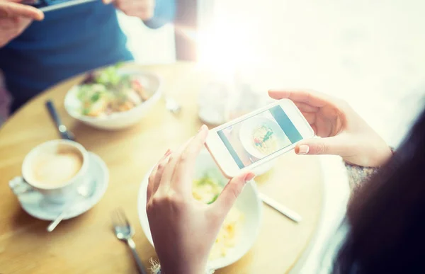 Close up of couple picturing food by smartphone — Stock Photo, Image