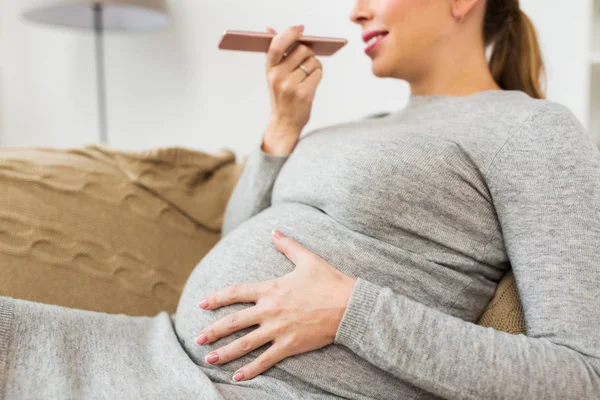 녹음기를 사용 하 여 smartphone에 임신한 여자 — 스톡 사진
