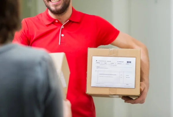 Hombre de entrega feliz con caja de paquete y cliente — Foto de Stock