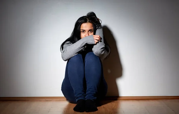 Δυστυχισμένη γυναίκα που κλαίει στο πάτωμα στο σπίτι — Φωτογραφία Αρχείου