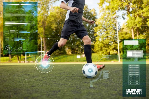 Jugador de fútbol jugando con pelota en el campo de fútbol —  Fotos de Stock