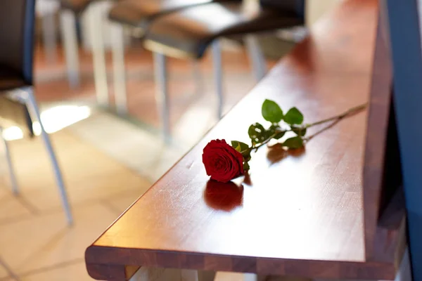 Rosas vermelhas no banco no funeral na igreja — Fotografia de Stock