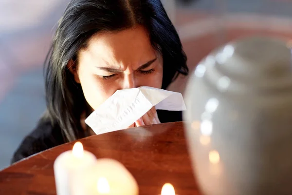 Woman with cremation urn at funeral in church — Stock Photo, Image
