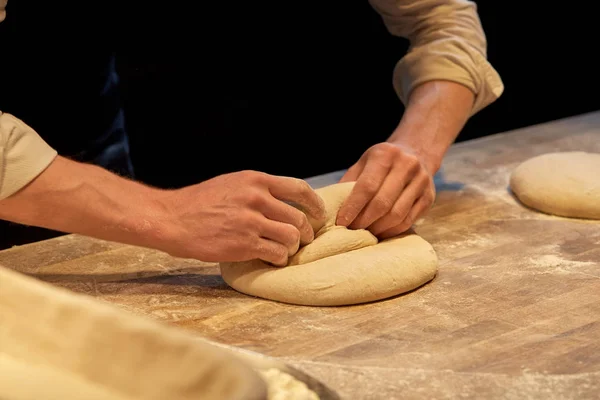 Chef-kok of Bakker koken deeg in bakkerij — Stockfoto